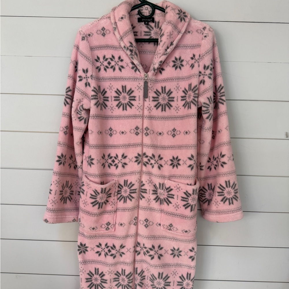 Ellen Tracy Pink Fleece Robe with Gray Pattern